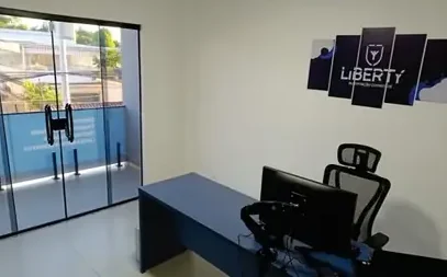 Sala com painel da marca