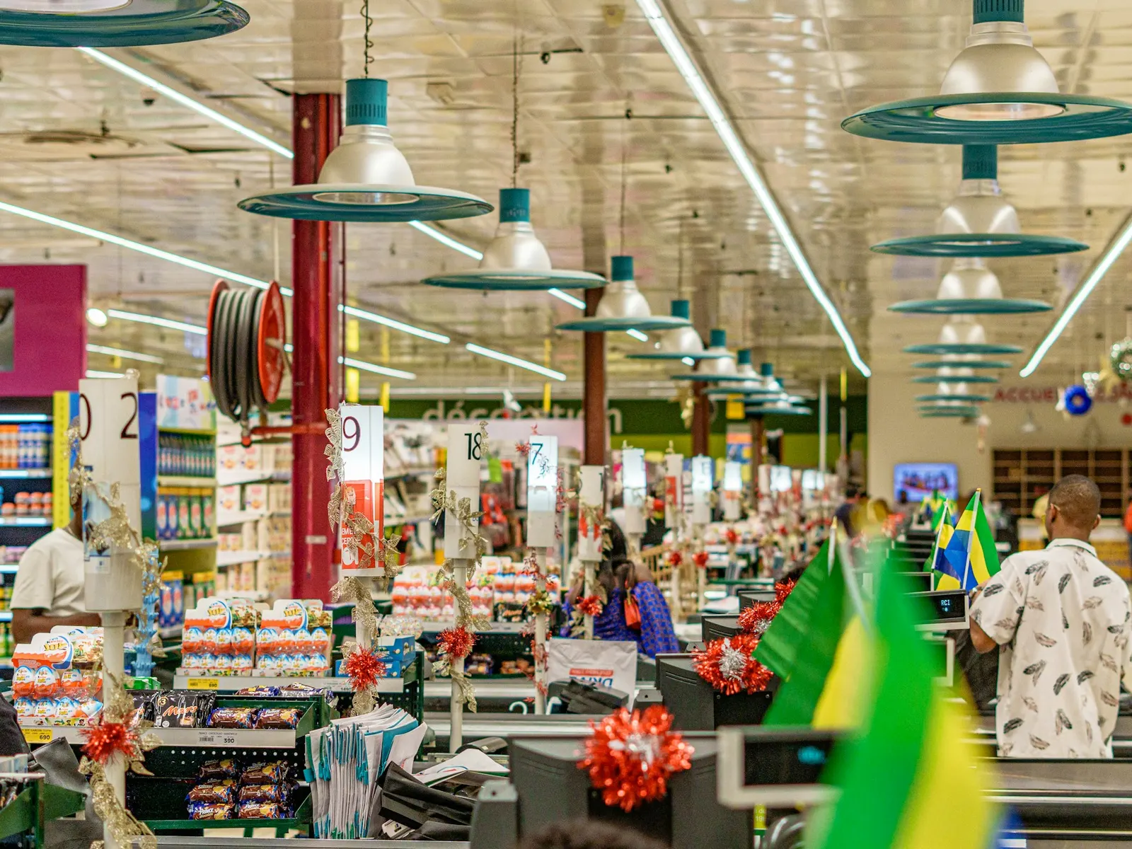 Corredor movimentado de supermercado com clientes fazendo compras