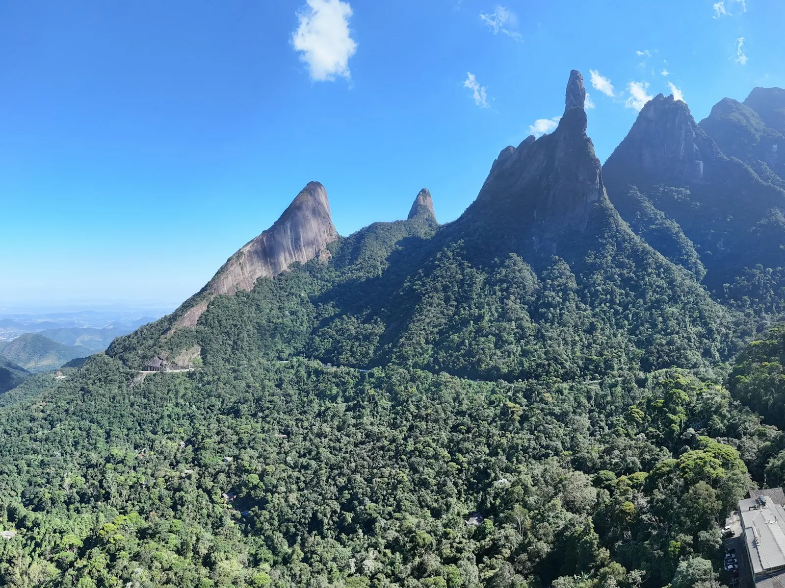 Serra dos Órgãos com o Dedo de Deus, vista da região de Guapimirim