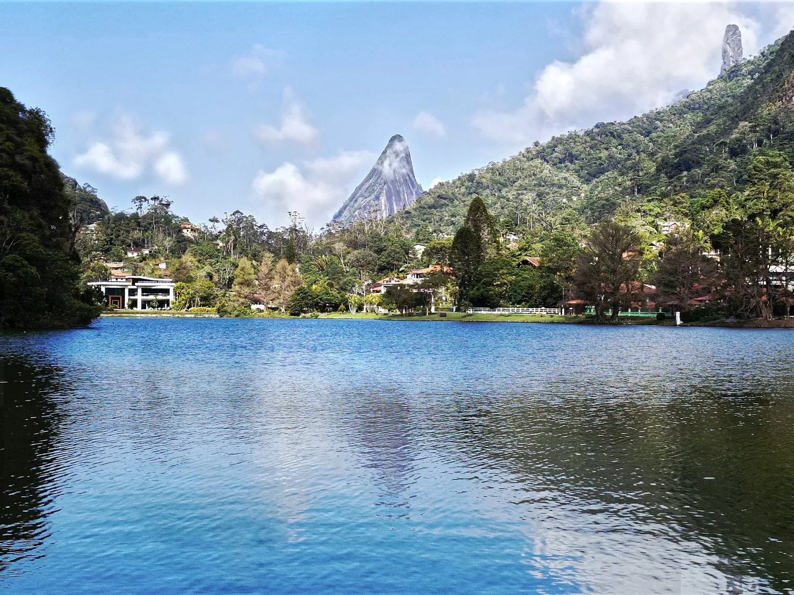 Lago Comary, em Teresópolis, com o Dedo de Deus ao fundo
